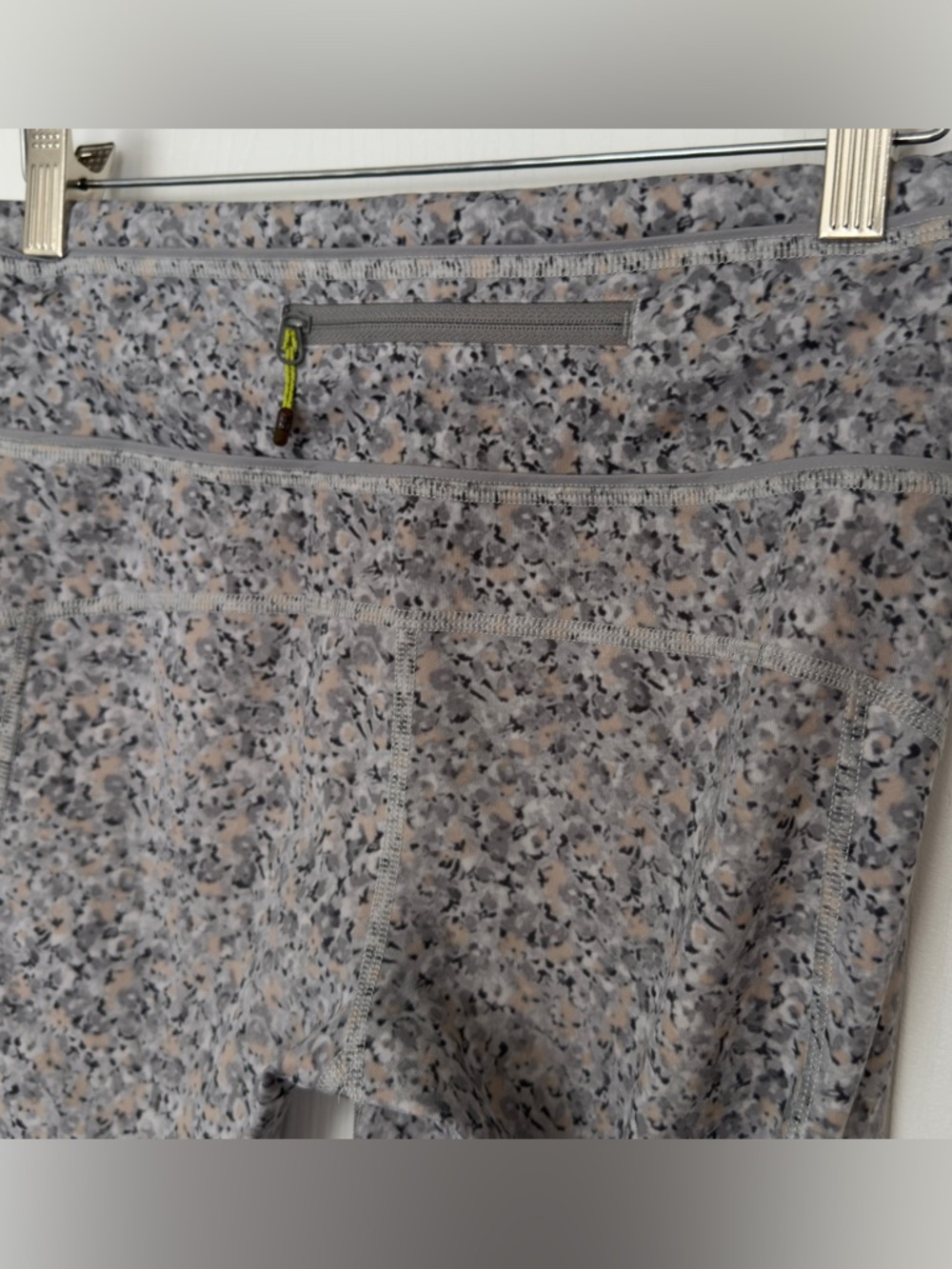 ✨ Lululemon Pace Queen Tight Size 4 Fleur Silver Spoon Cropped Leggings Size 4 - Picture 10 of 12